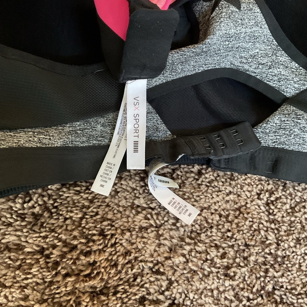 Preowned Victoria Secret VSX racerback underwire padded sports bra sz. 36C - Picture 3 of 3